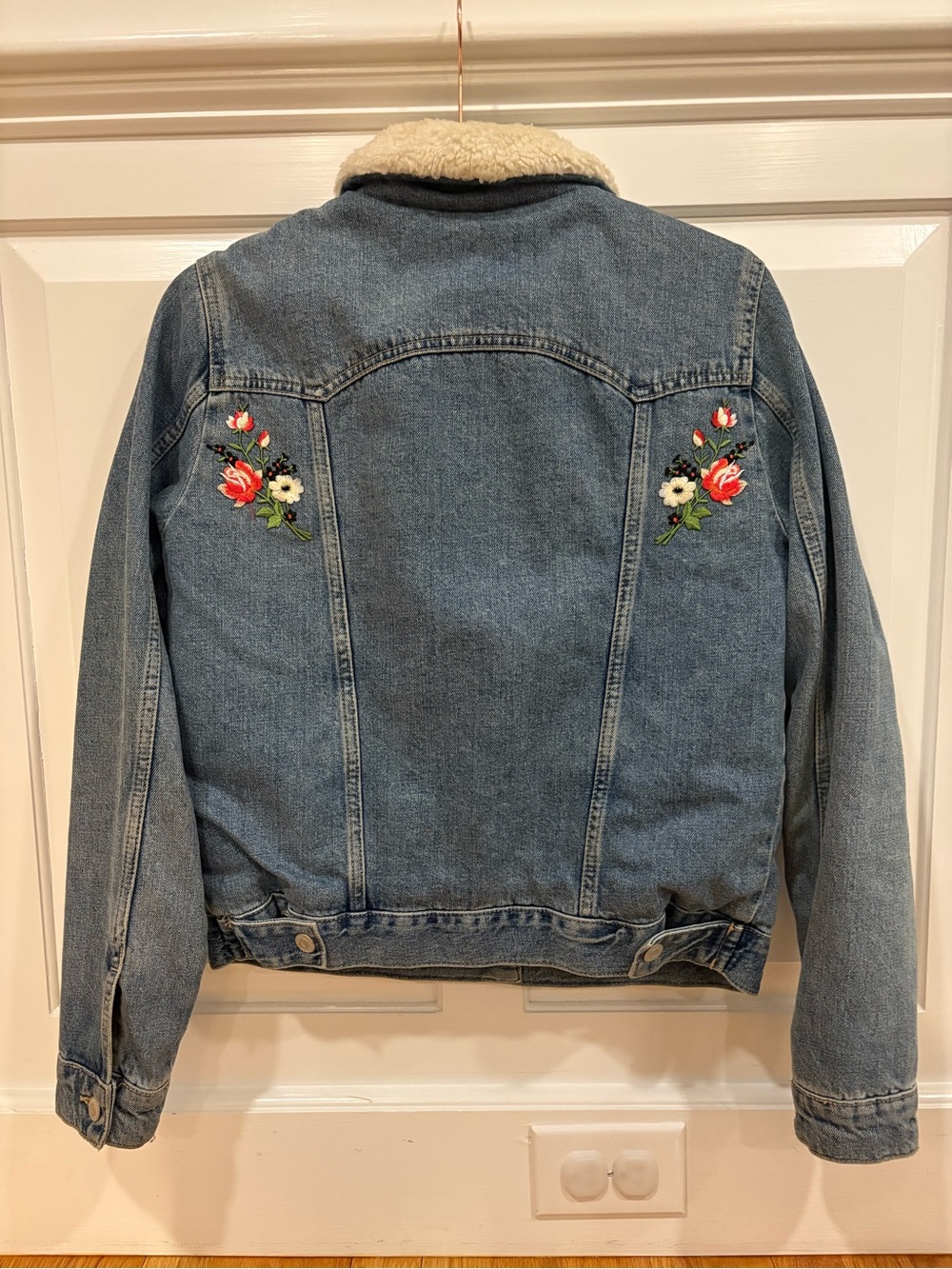 Denim Sherpa-Lined Jacket with Floral Embroidery - Blue